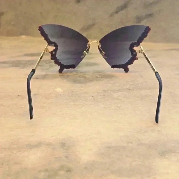 Butterfly sunglasses black with red decor